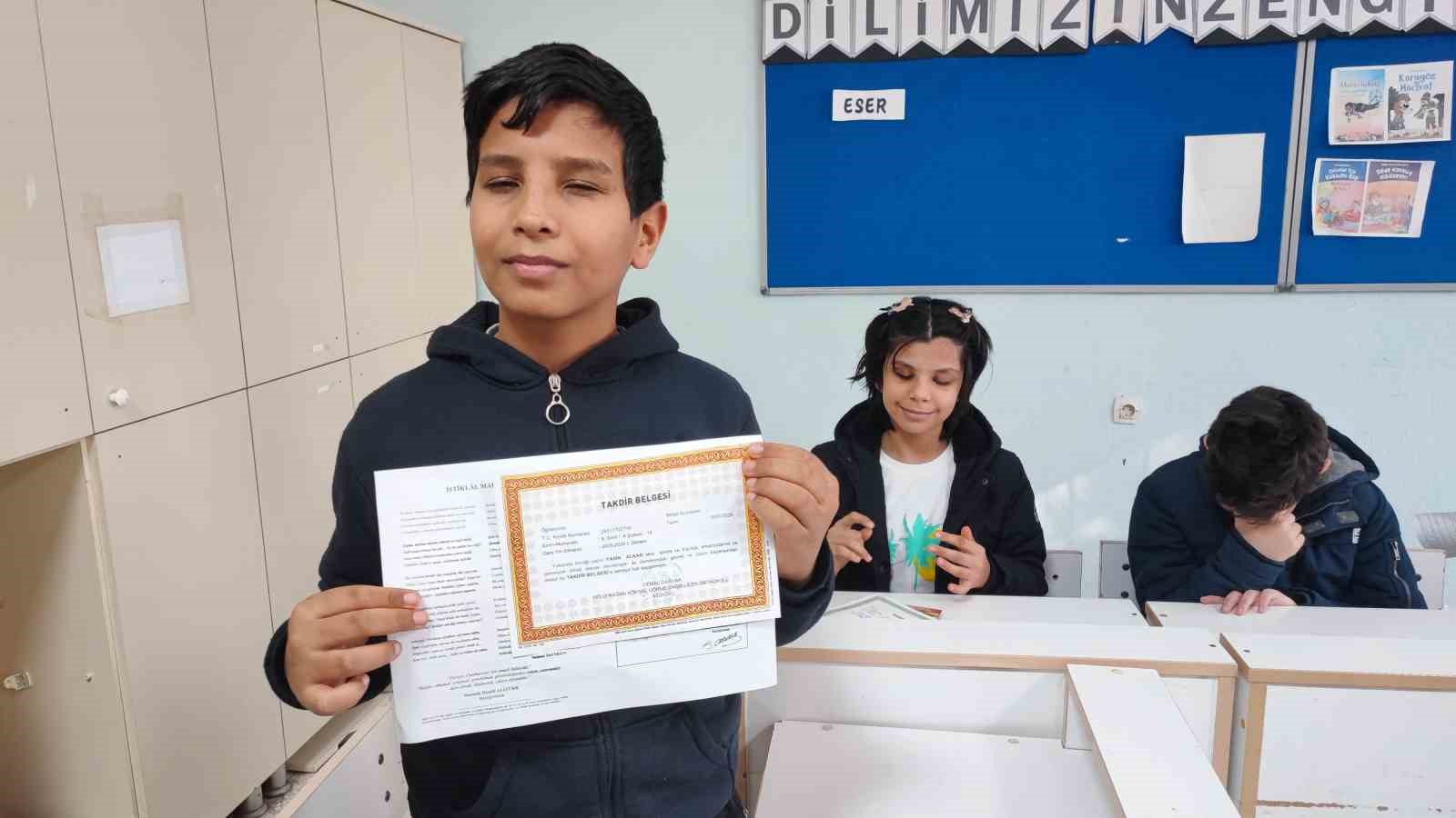 Adana’da engelleri aşan karne sevinci: Görme engelli öğrenciler ’’Braille alfabesi’’ ile hazırlanan karnelerini aldı 5 adanada engelleri asan karne sevinci gorme engelli ogrenciler braille alfabesi ile hazirlanan karnelerini aldi J5cEMrW7