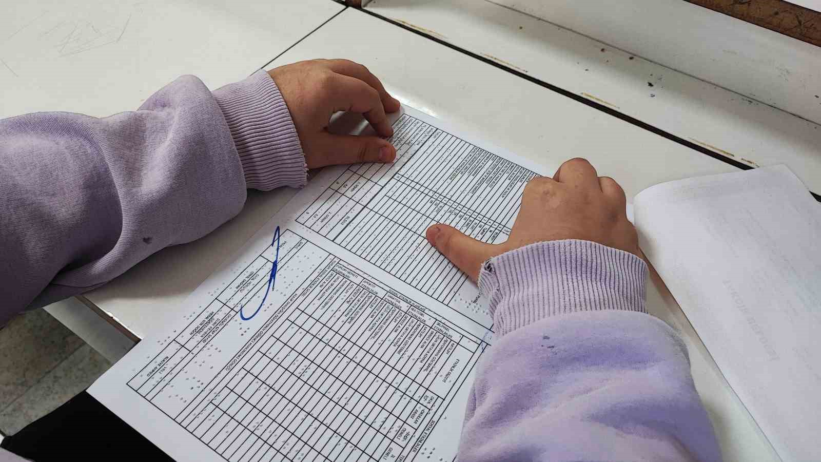 Adana’da engelleri aşan karne sevinci: Görme engelli öğrenciler ’’Braille alfabesi’’ ile hazırlanan karnelerini aldı 7 adanada engelleri asan karne sevinci gorme engelli ogrenciler braille alfabesi ile hazirlanan karnelerini aldi QRNRImZQ
