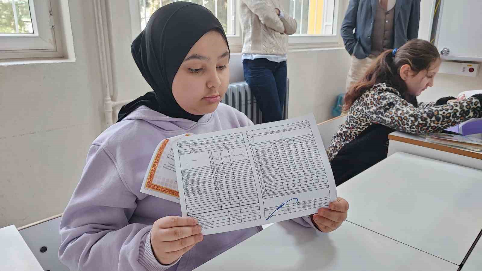 Adana’da engelleri aşan karne sevinci: Görme engelli öğrenciler ’’Braille alfabesi’’ ile hazırlanan karnelerini aldı 6 adanada engelleri asan karne sevinci gorme engelli ogrenciler braille alfabesi ile hazirlanan karnelerini aldi tdzeaeZS