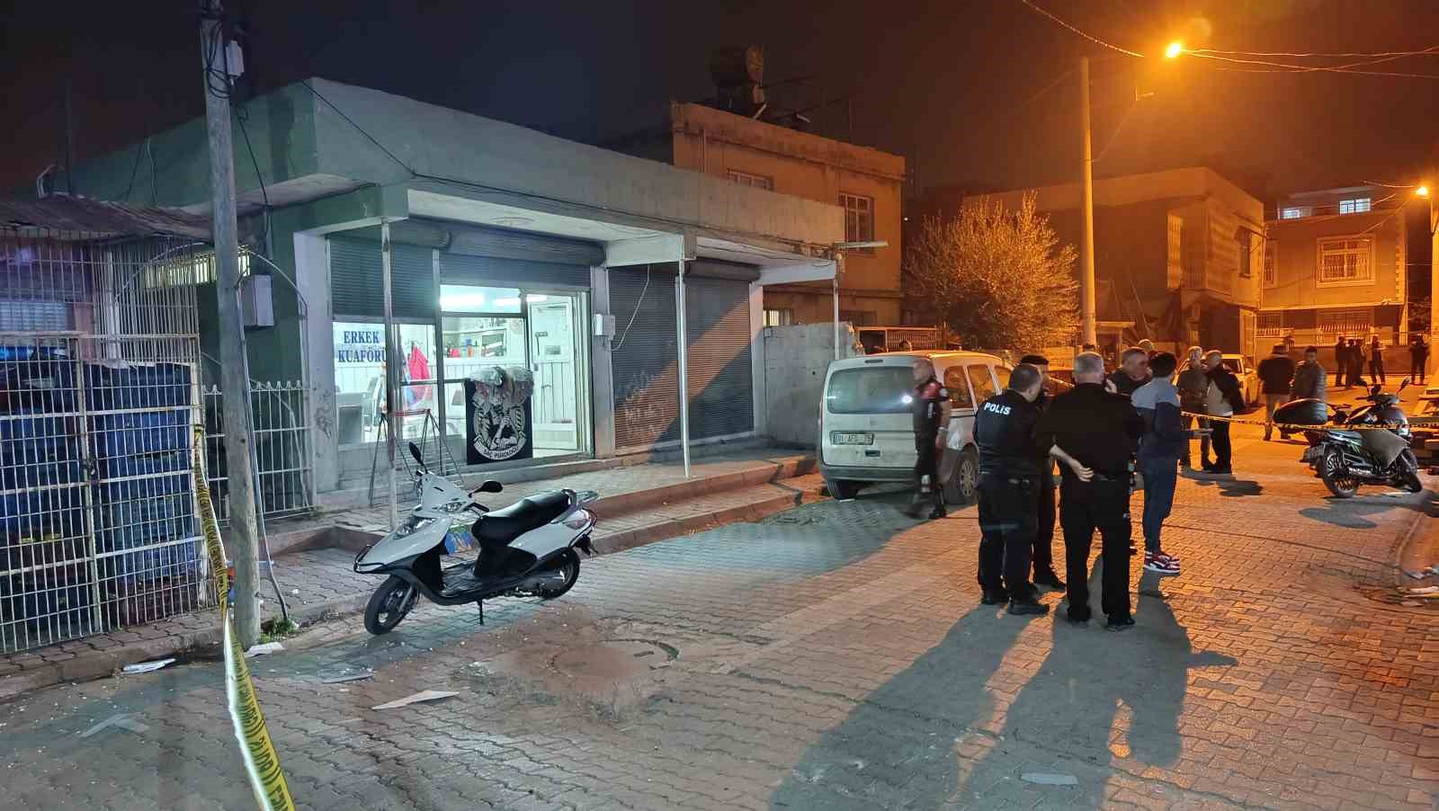 adanada erkek kuaforunde silahli kavga 7 yarali 0 CdR6wKX7