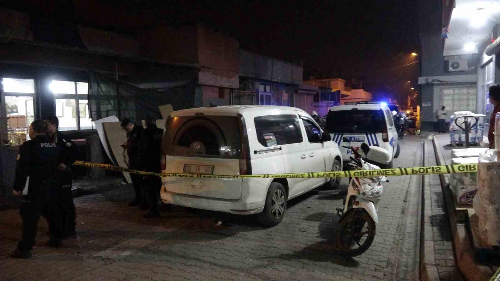 adanada erkek kuaforunde silahli kavga 7 yarali 2 XN22WVCY