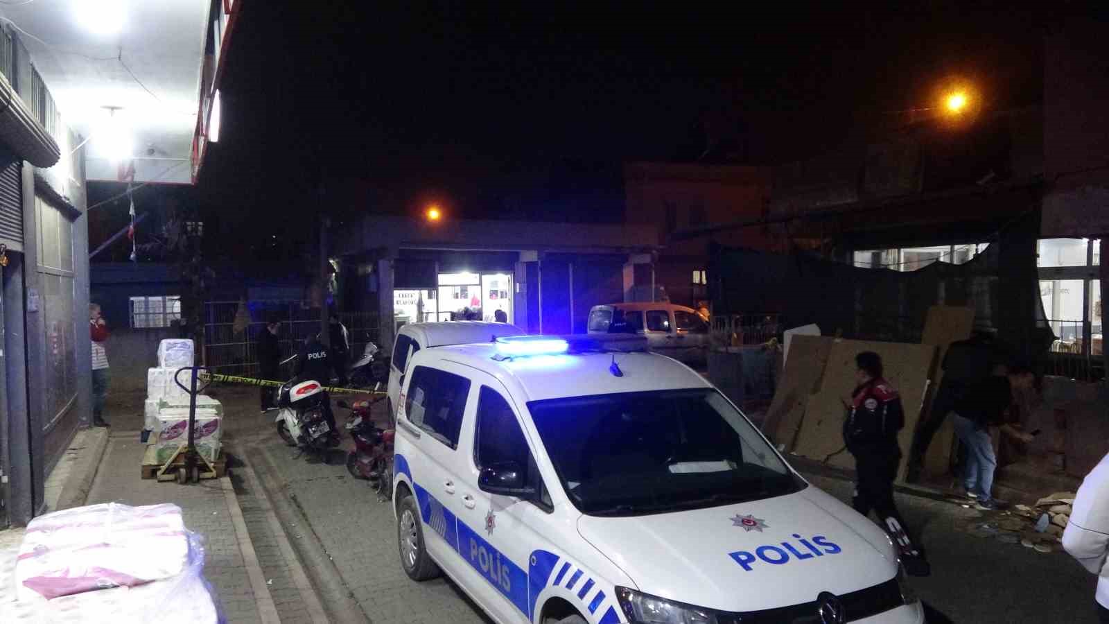 adanada erkek kuaforunde silahli kavga 7 yarali 4 K2bKU43F