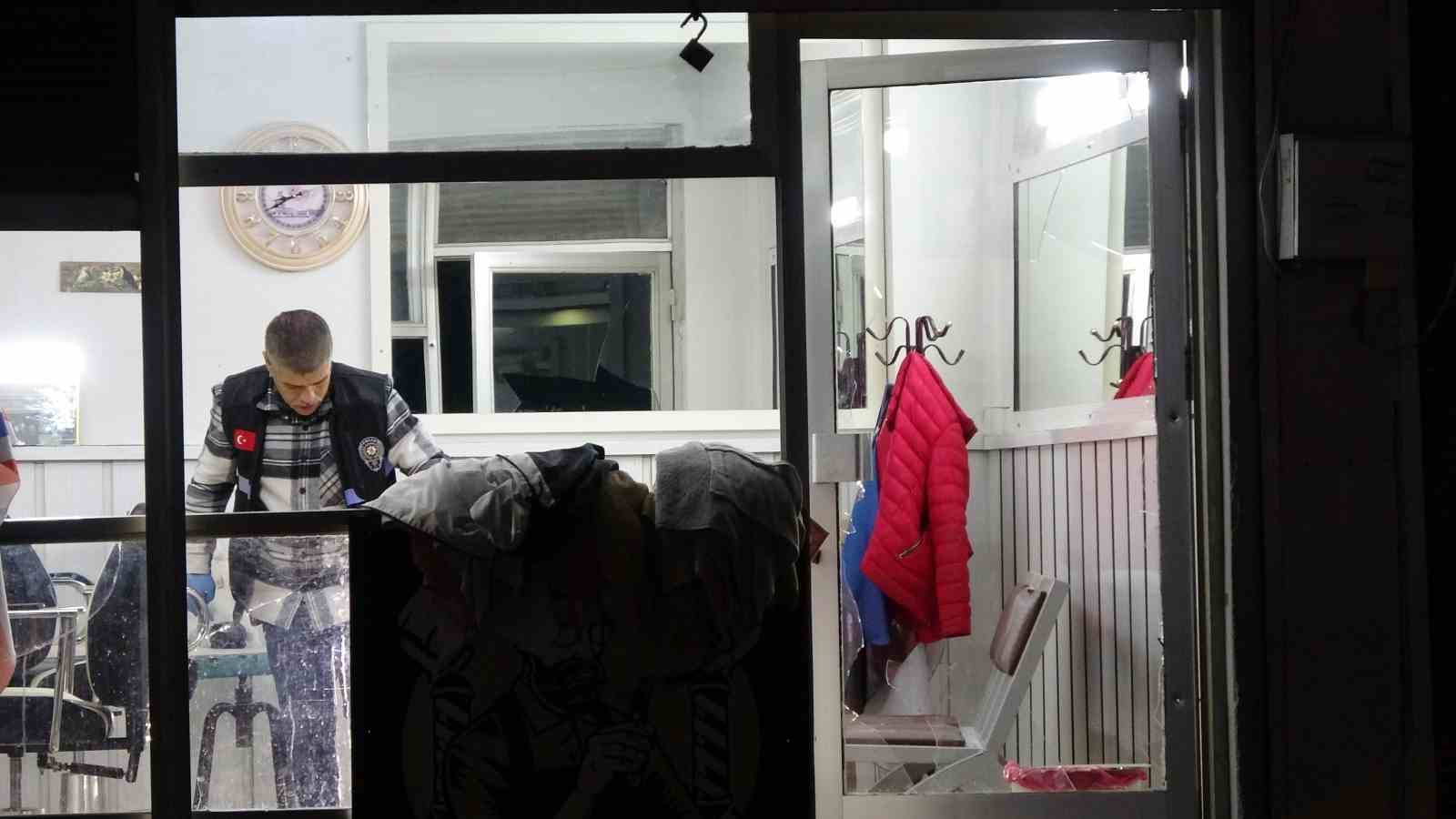 adanada erkek kuaforunde silahli kavga 7 yarali 5 2zV7ljfI