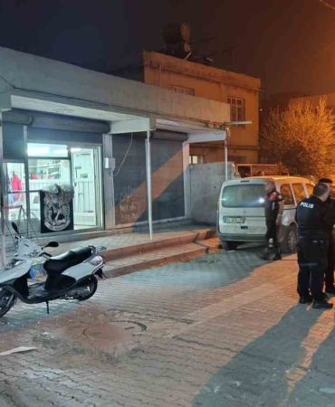 adanada-erkek-kuaforunde-silahli-kavga-7-yarali-a1aNBL5V.jpg