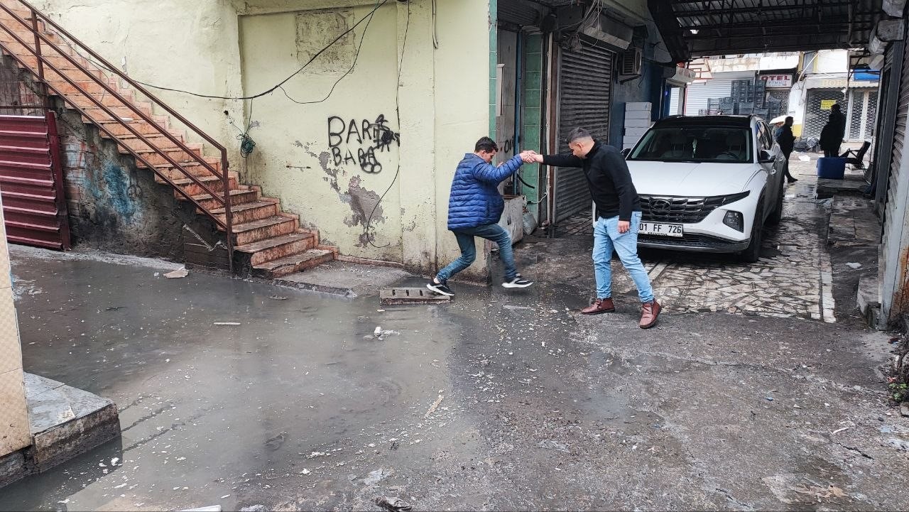 adanada esnaf kanalizasyon sorununun bir turlu cozulmemesine tepkili 0 JyFUIDp3