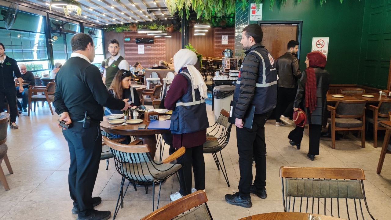 adanada etiket mevzuati uygunlugu denetimleri suruyor 3 milyon 845 bin lira cezai islem uygulandi sXGiO1pf
