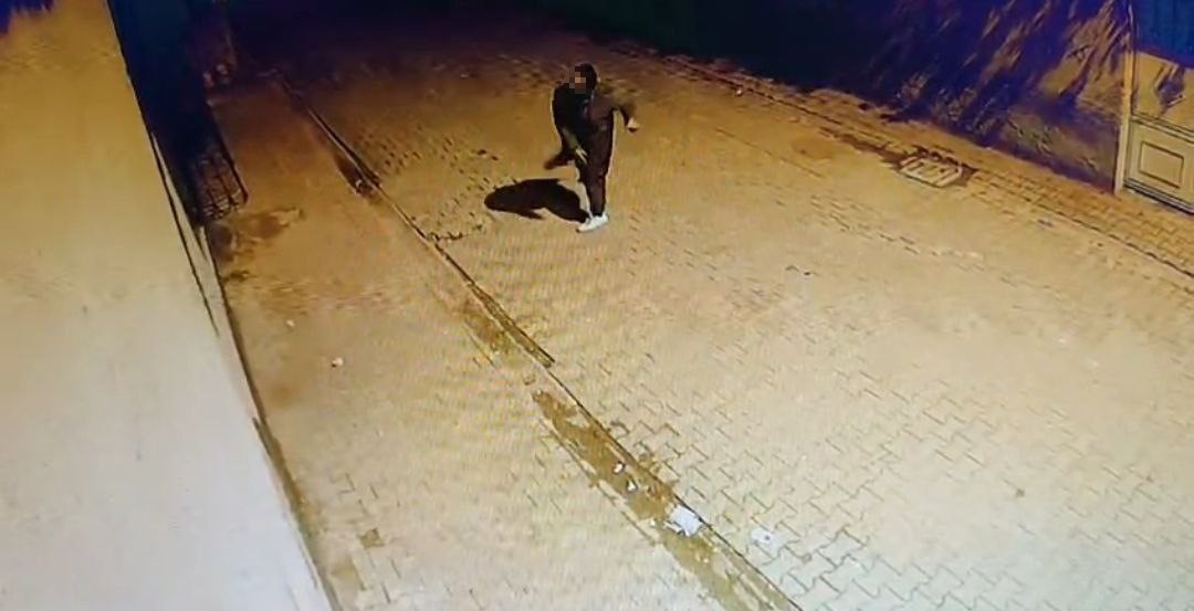 adanada evin camlarina tas atip kacti o anlar kamerada 1 pePvYzla