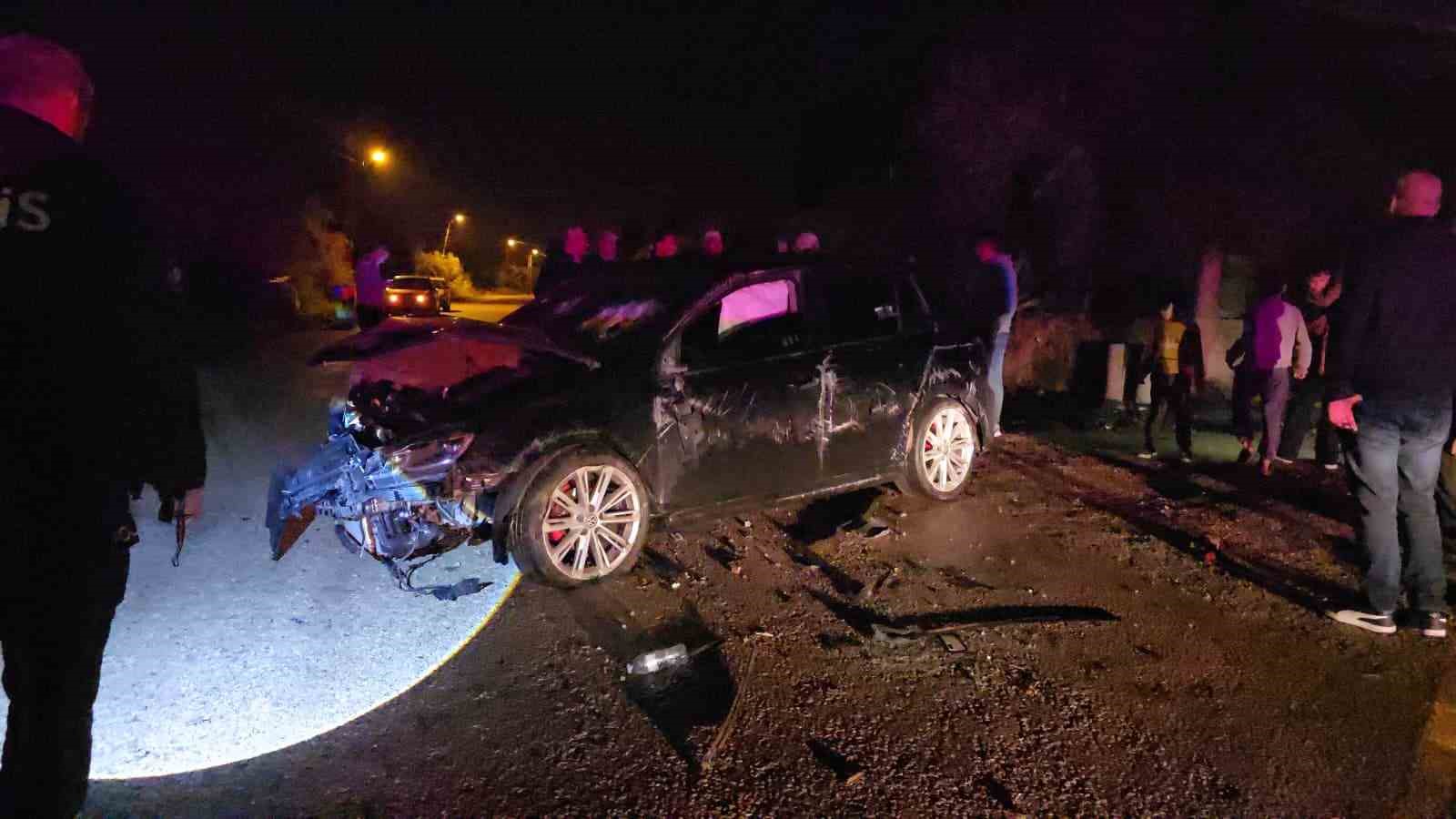 adanada evin duvarina carpan otomobil takla atti 1 yarali 1 HYdyZGj4