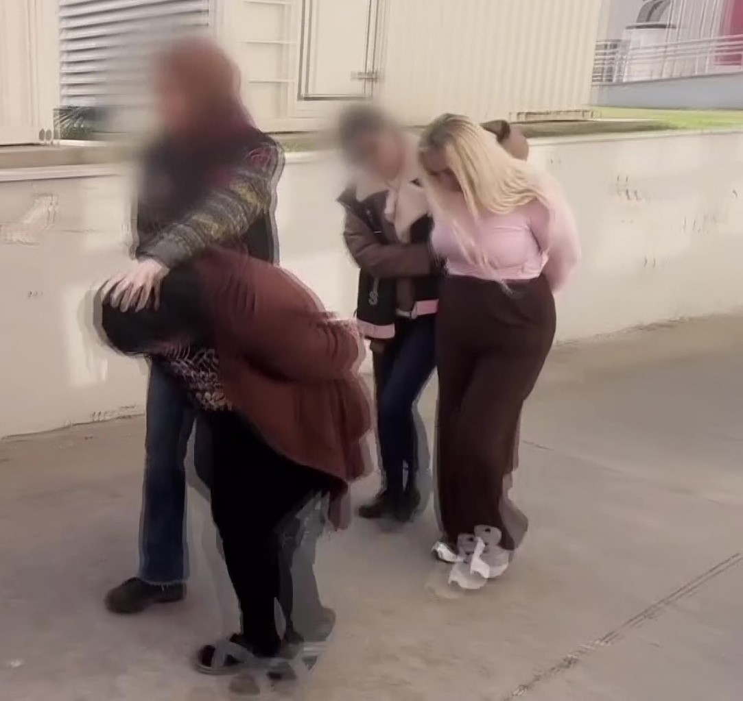 adanada evlerinden uyusturucu ve silahlar cikan 2 kadin tutuklandi 0 J2FOXH8n