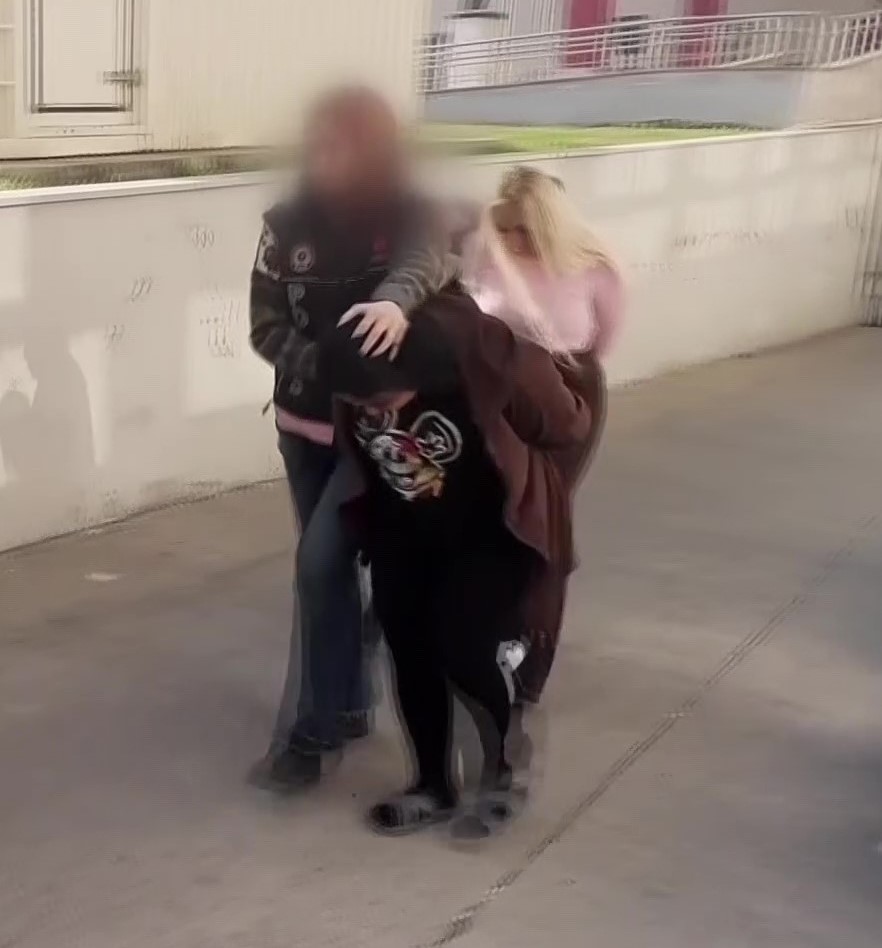 adanada evlerinden uyusturucu ve silahlar cikan 2 kadin tutuklandi 2 kMQVPpGd