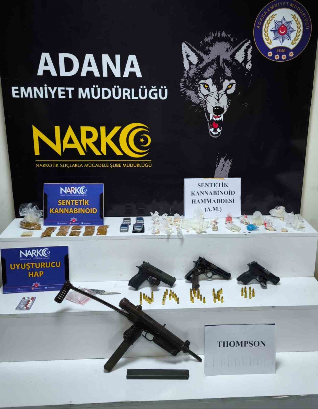 adanada evlerinden uyusturucu ve silahlar cikan 2 kadin tutuklandi 3 SMm27w2N