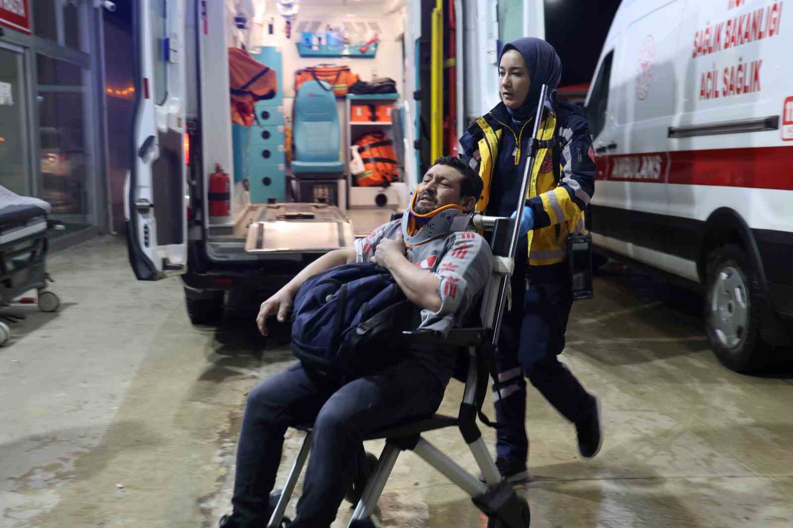 adanada fabrika iscilerini tasiyan minibus devrildi 13 yarali 1 UEgcq7WG