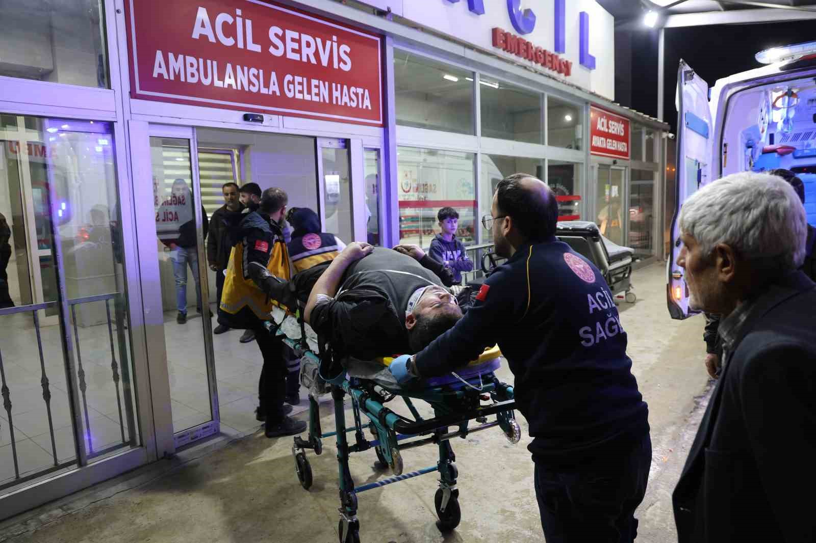 adanada fabrika iscilerini tasiyan minibus devrildi 13 yarali 2 T4T3rFSh