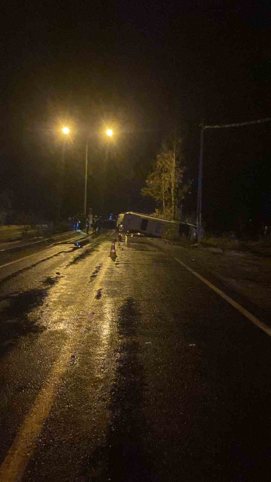adanada fabrika iscilerini tasiyan minibus devrildi 13 yarali 4 SyQ7WjjR