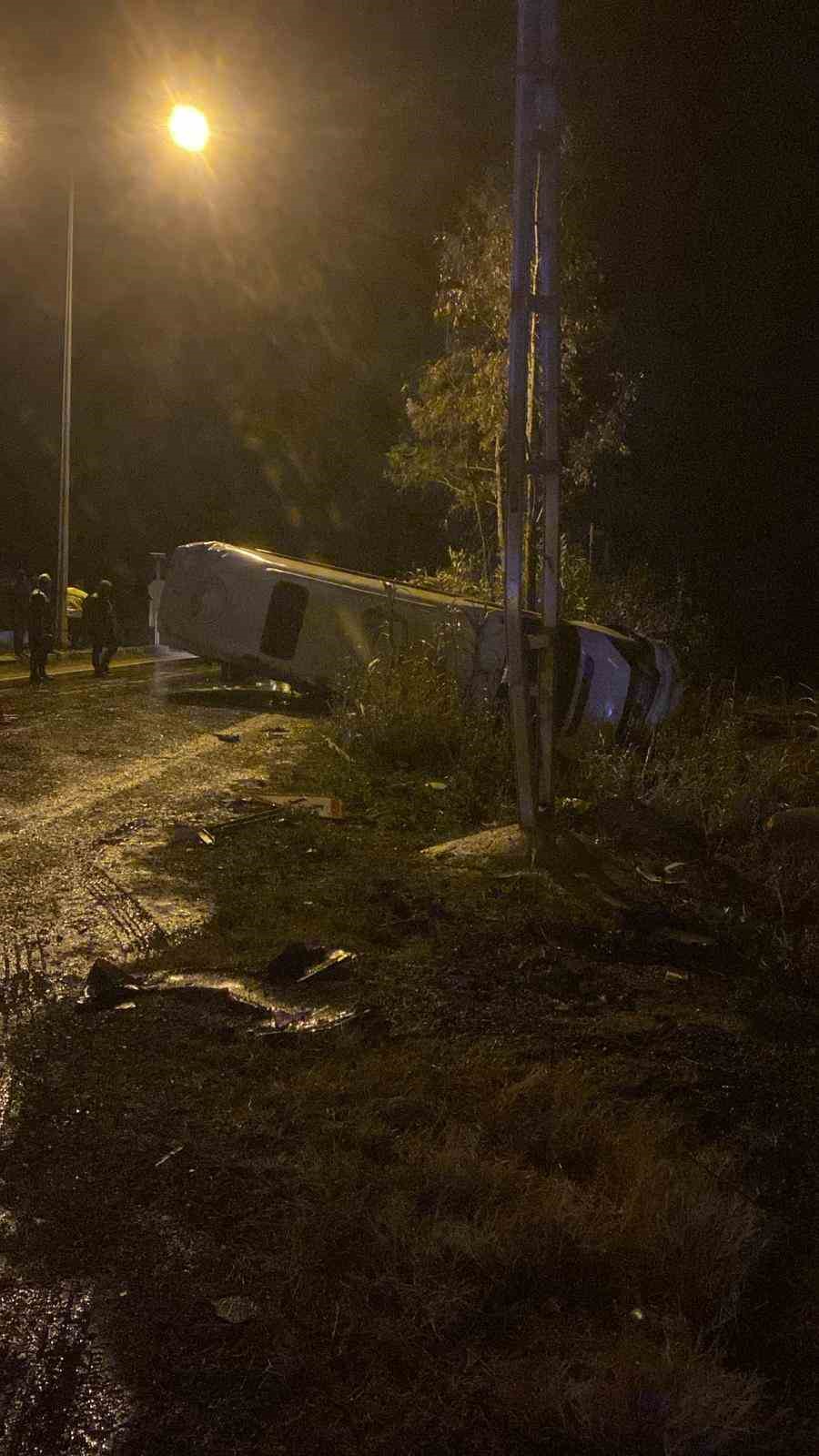 adanada fabrika iscilerini tasiyan minibus devrildi 13 yarali 5 fiJ1Gz17