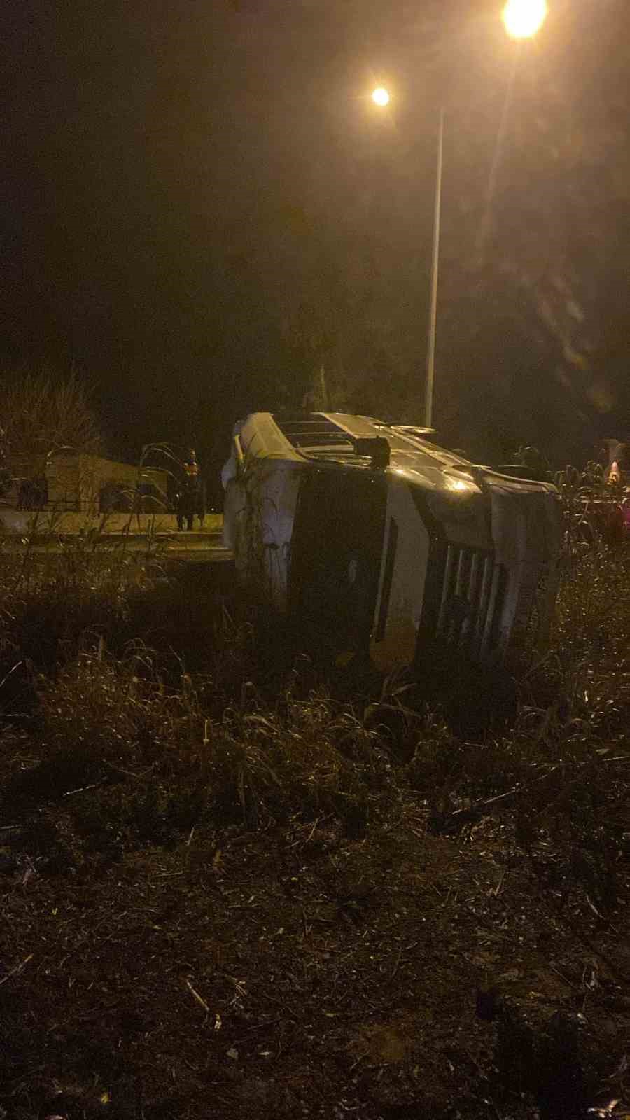 adanada fabrika iscilerini tasiyan minibus devrildi 13 yarali 6 K4INiDBk