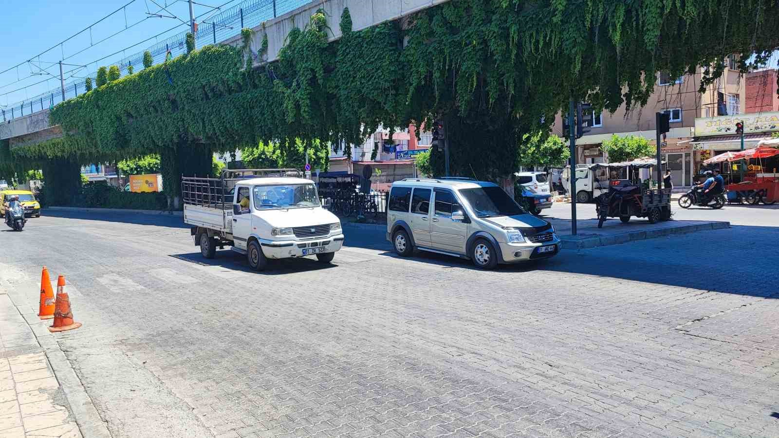 Adana’da feci kaza: Yolun karşısına geçerken iki aracın çarptığı çocuk hayatını kaybetti 6 adanada feci kaza yolun karsisina gecerken iki aracin carptigi cocuk hayatini kaybetti 2 HWDScGJR