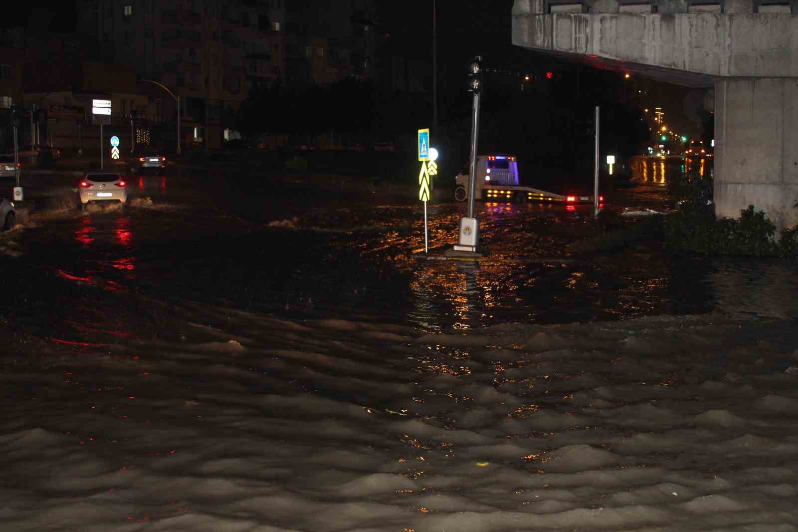adanada gece bastiran saganak yagis yollari gole cevirdi 1 ZcJvD1rn