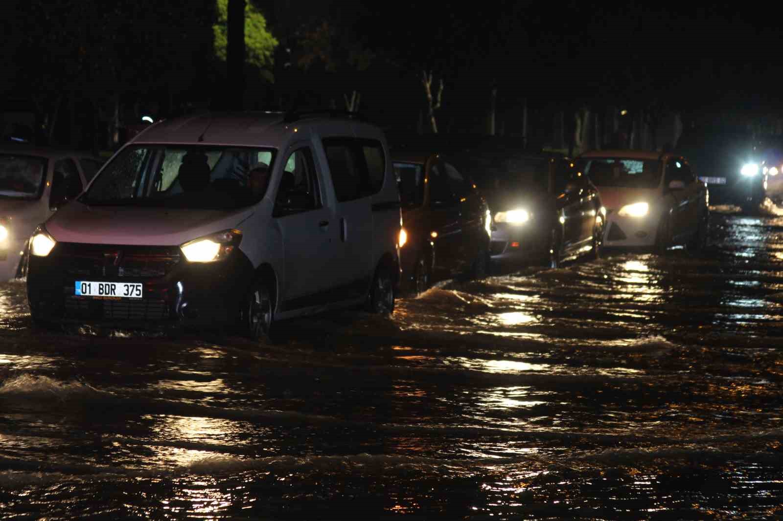 adanada gece bastiran saganak yagis yollari gole cevirdi 10 W36ftjKl