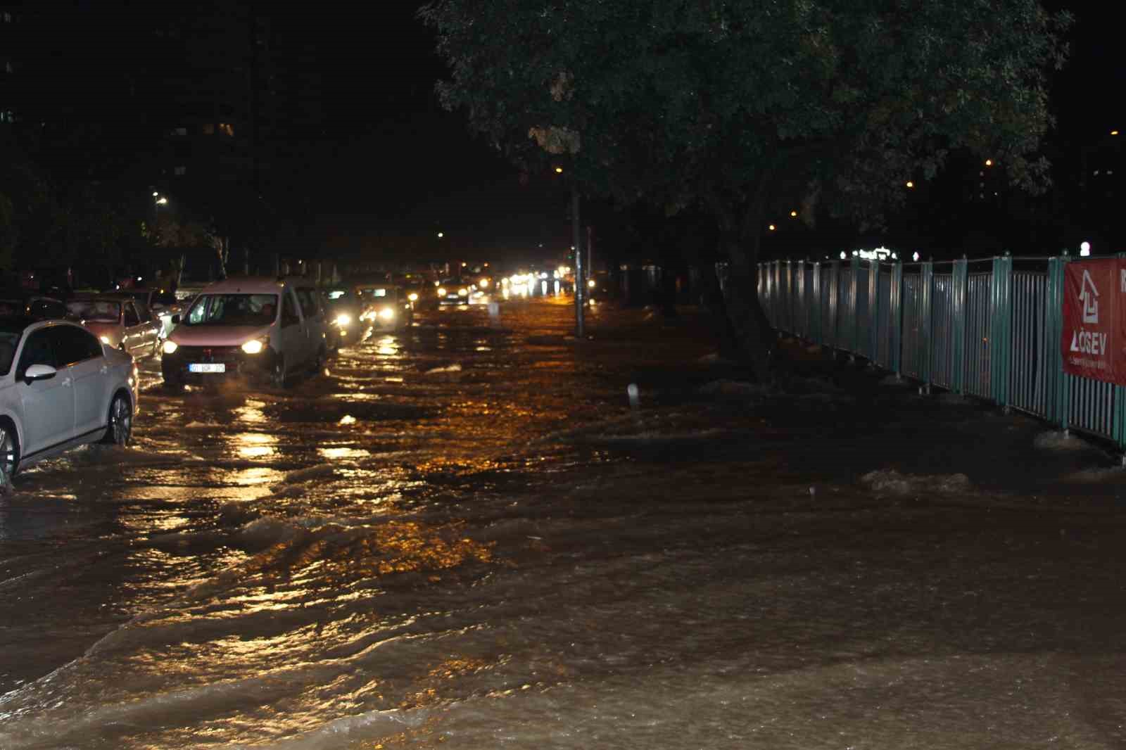 adanada gece bastiran saganak yagis yollari gole cevirdi 11 NYriHf7y