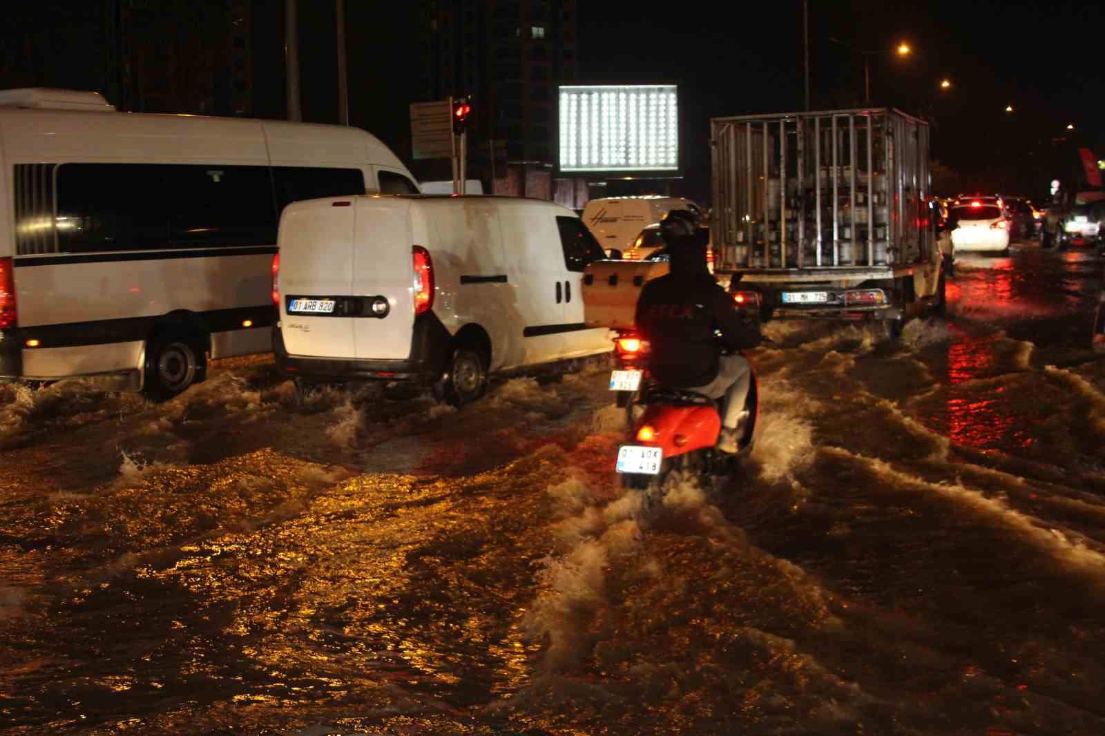 adanada gece bastiran saganak yagis yollari gole cevirdi 12