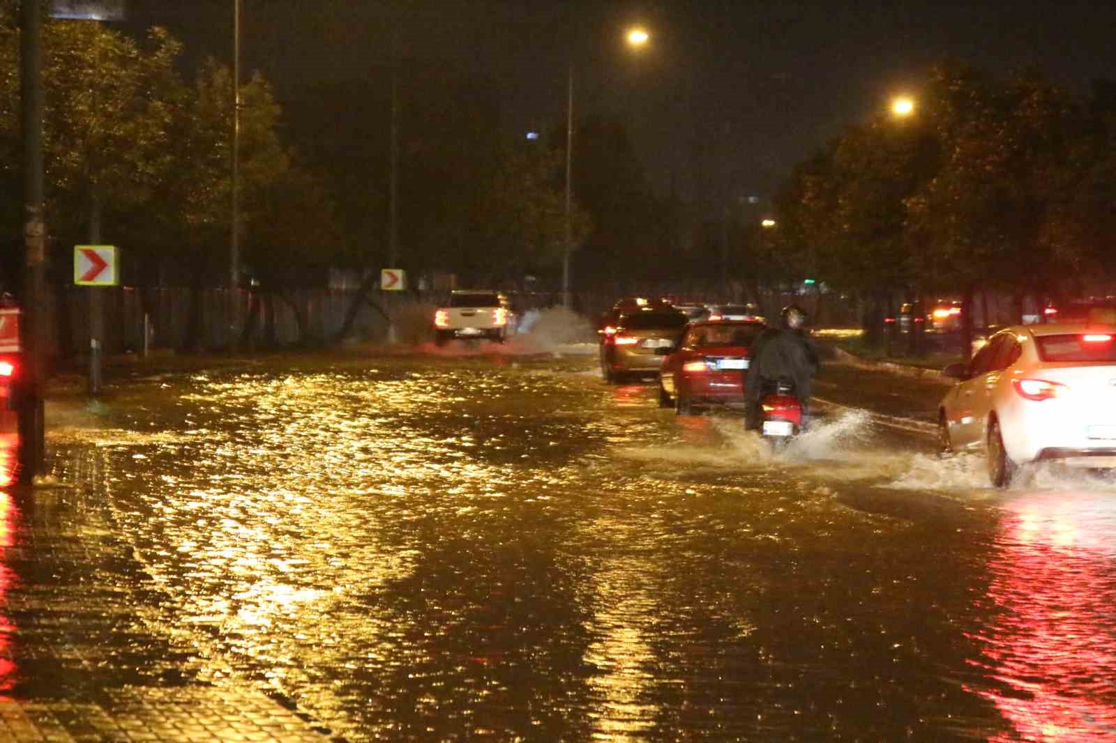 adanada gece bastiran saganak yagis yollari gole cevirdi 14