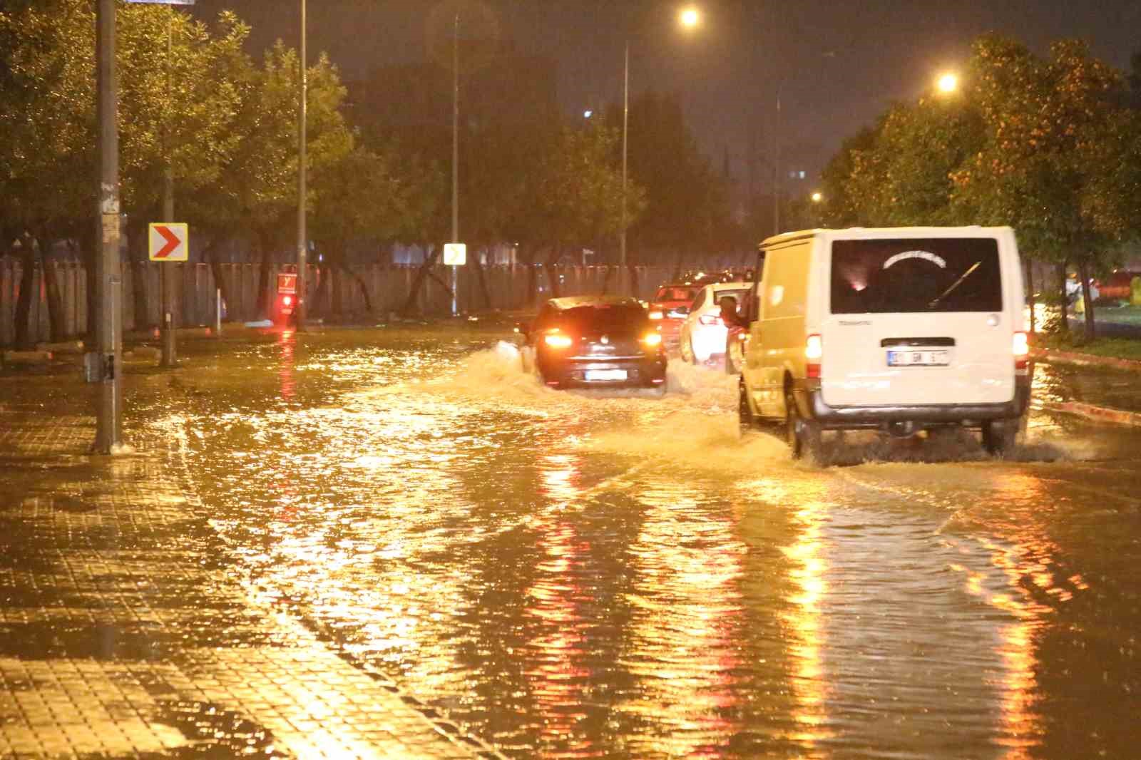 adanada gece bastiran saganak yagis yollari gole cevirdi 15