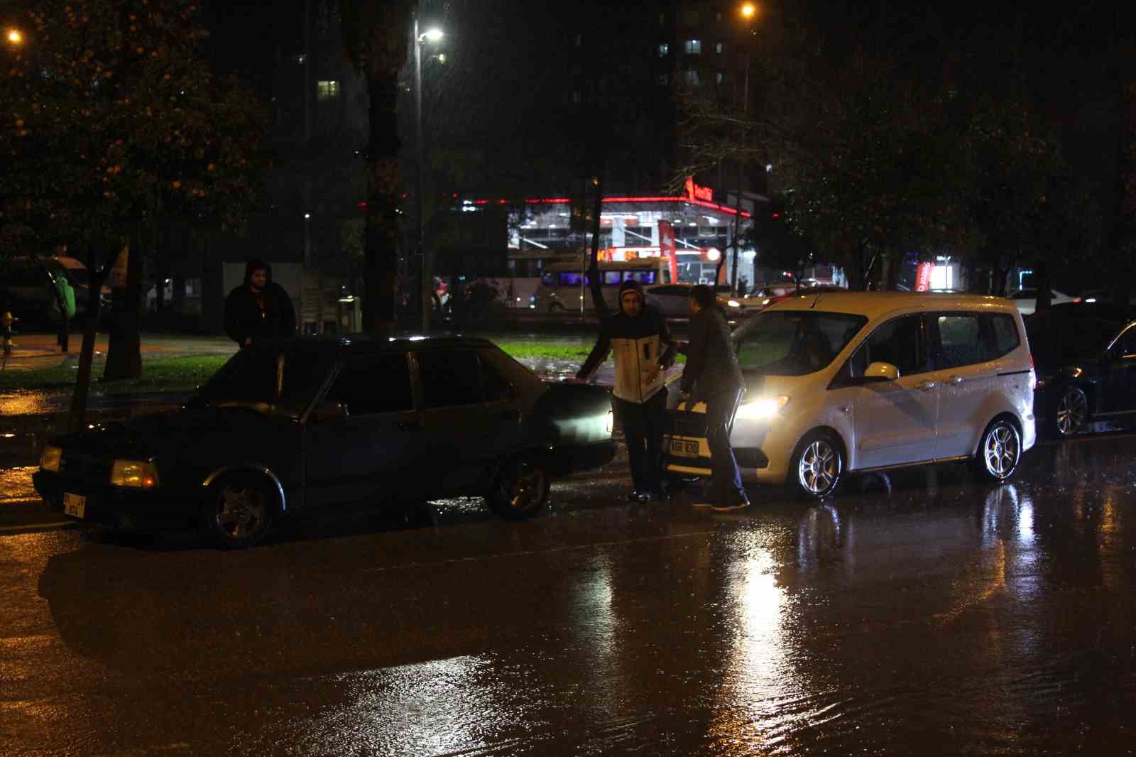 adanada gece bastiran saganak yagis yollari gole cevirdi 16 2SpF5l4R