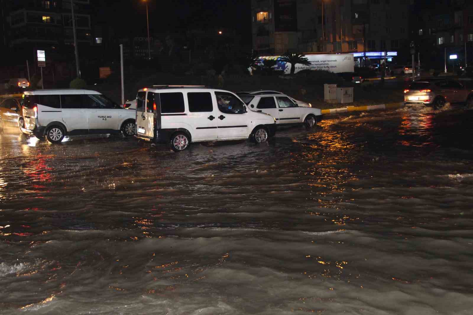 adanada gece bastiran saganak yagis yollari gole cevirdi 6 kmKkDtK3