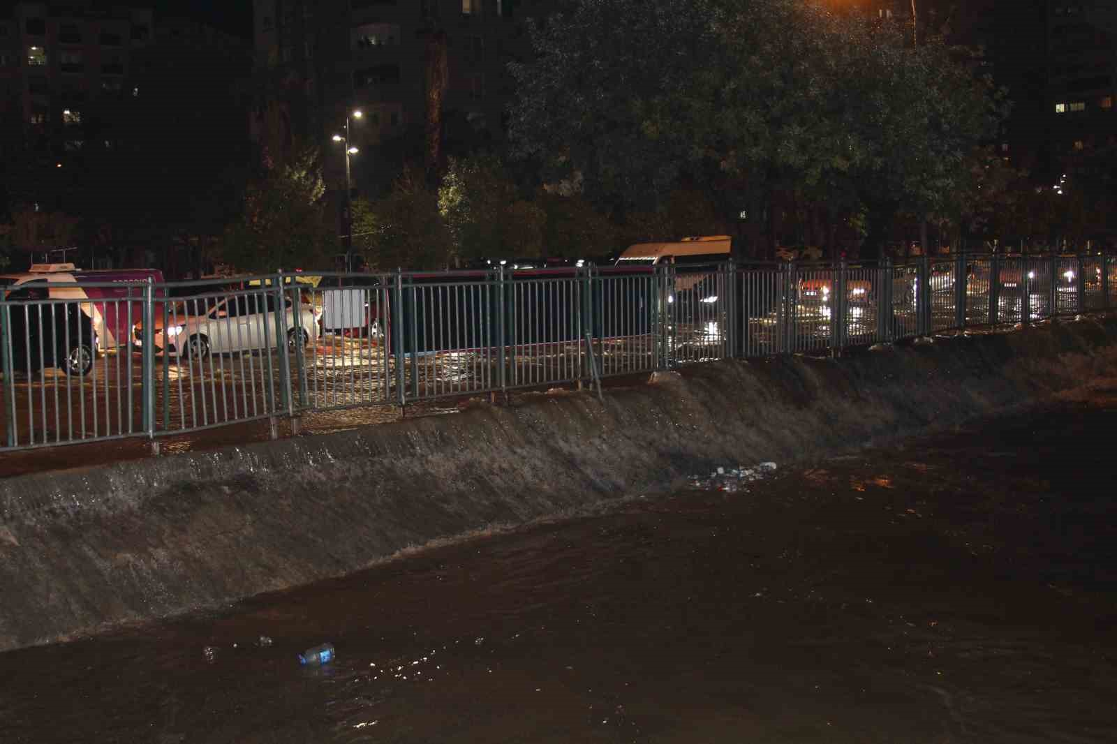 adanada gece bastiran saganak yagis yollari gole cevirdi 7 mNCaVNrg