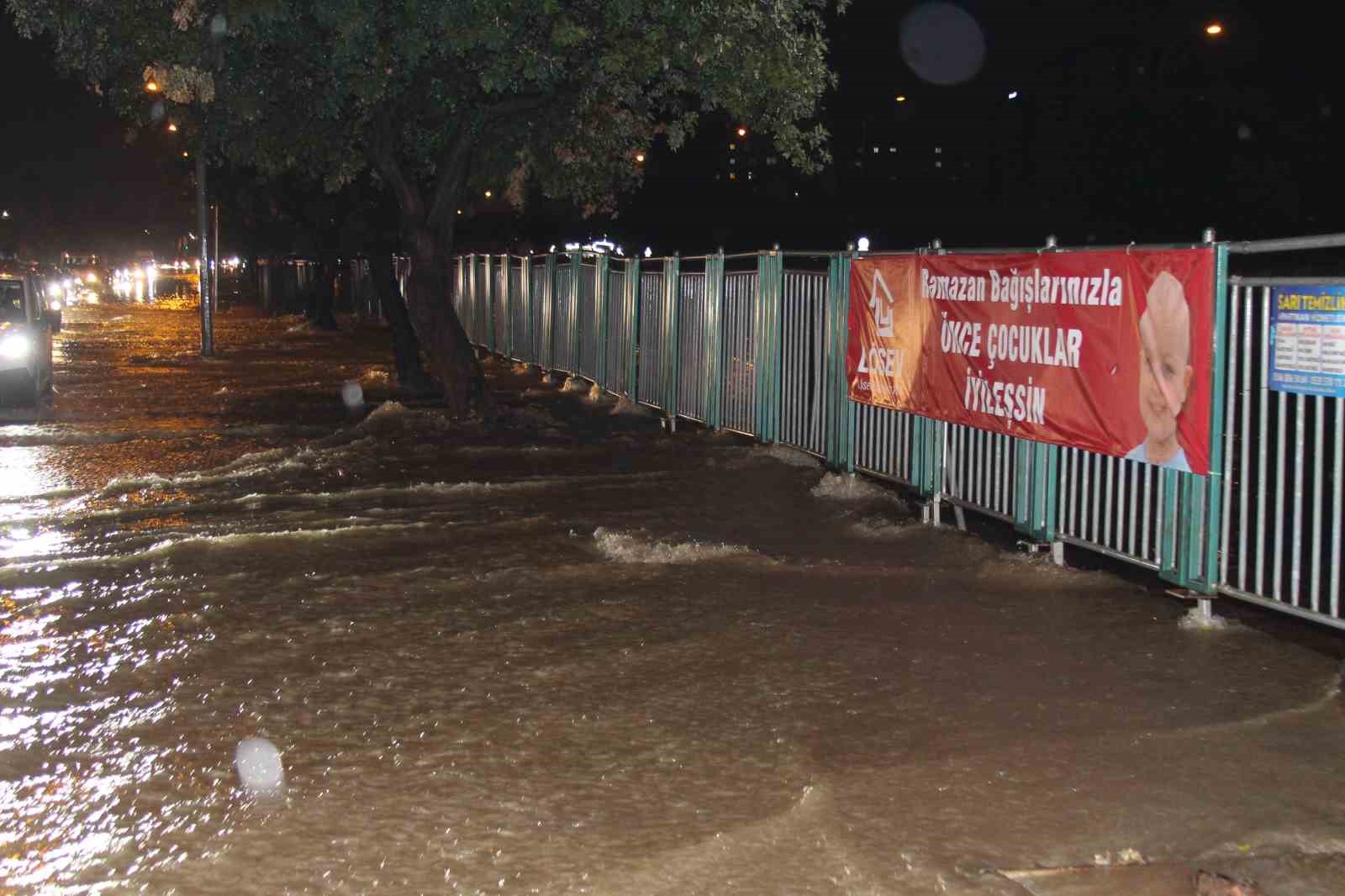 adanada gece bastiran saganak yagis yollari gole cevirdi 9 NEjQUOrA