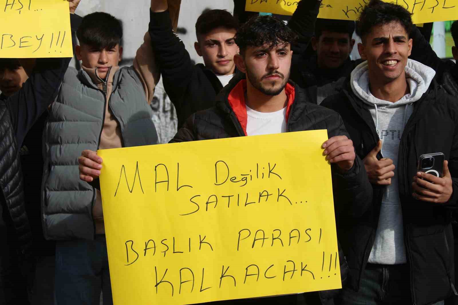 adanada genclerden baslik parasi eylemi 1 OjKftZRS