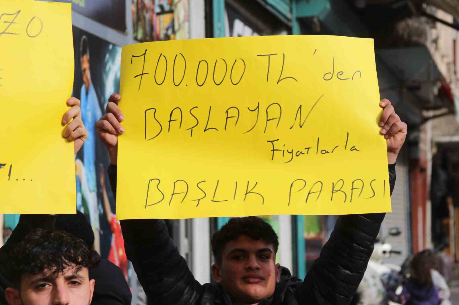 adanada genclerden baslik parasi eylemi 3 GsDuVALl