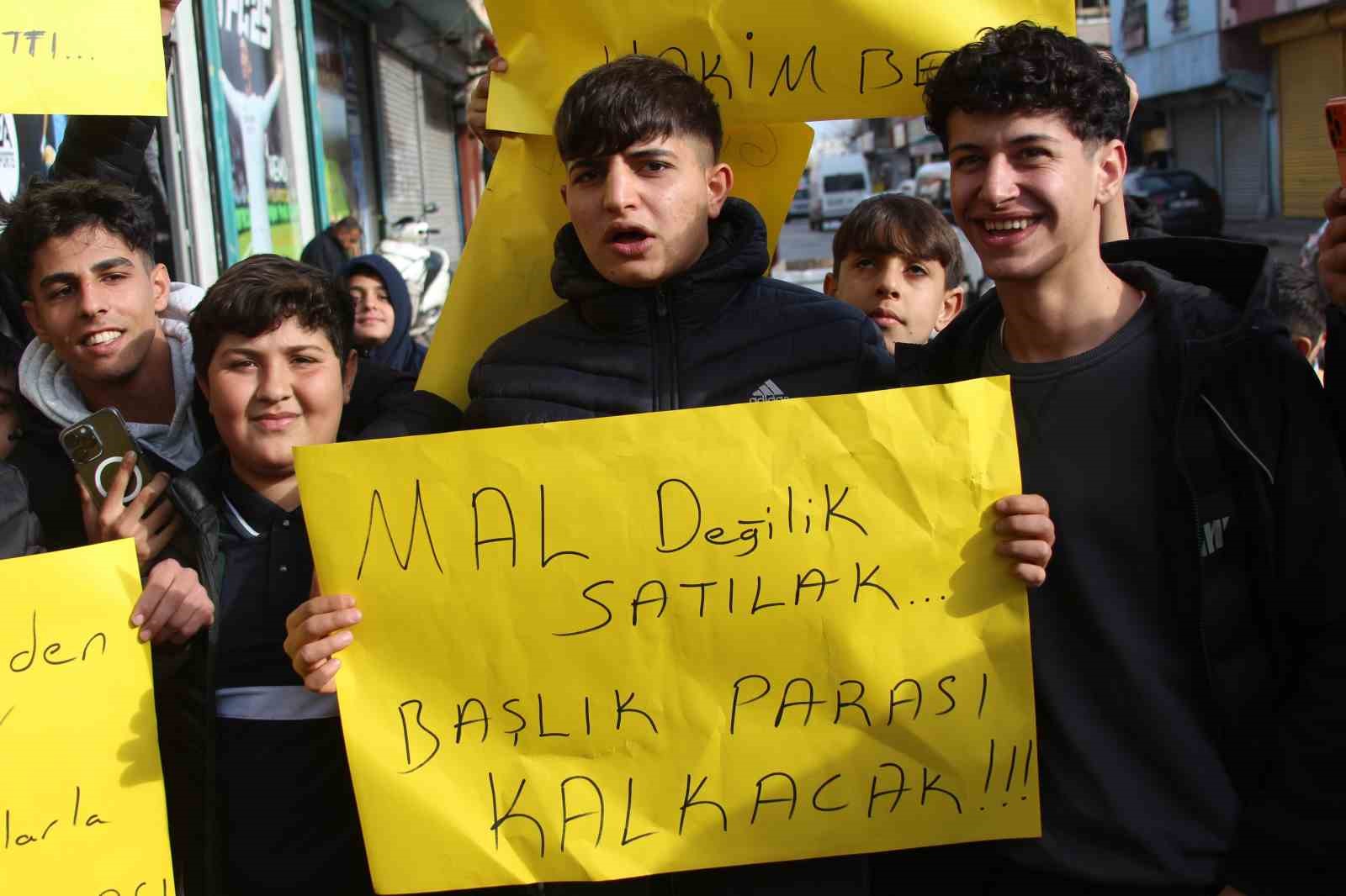 adanada genclerden baslik parasi eylemi 4