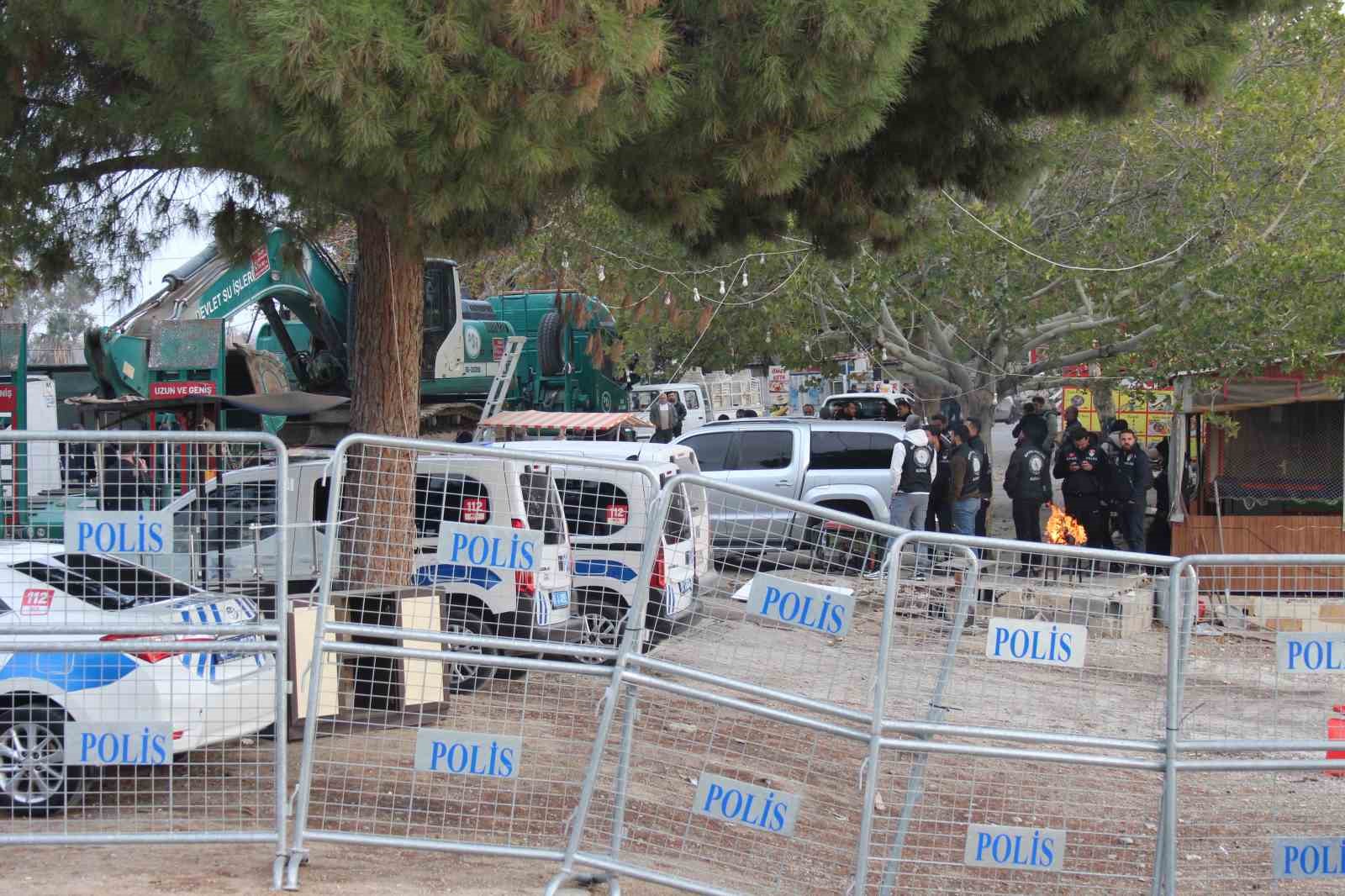 adanada gergin yikim dukkanlar yakildi bir kisi kendine zarar verdi 11 OWHmXPF6