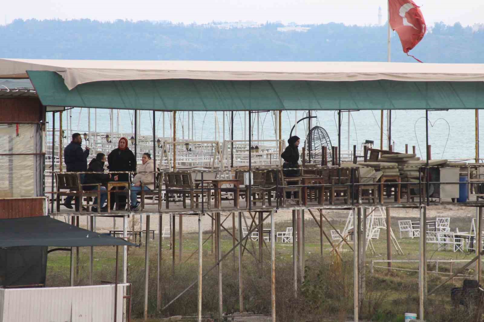 adanada gergin yikim dukkanlar yakildi bir kisi kendine zarar verdi 12 ZTzRN2u9