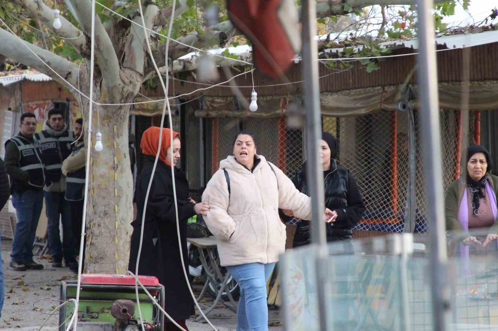 adanada gergin yikim dukkanlar yakildi bir kisi kendine zarar verdi 13 q6mJz9Ss