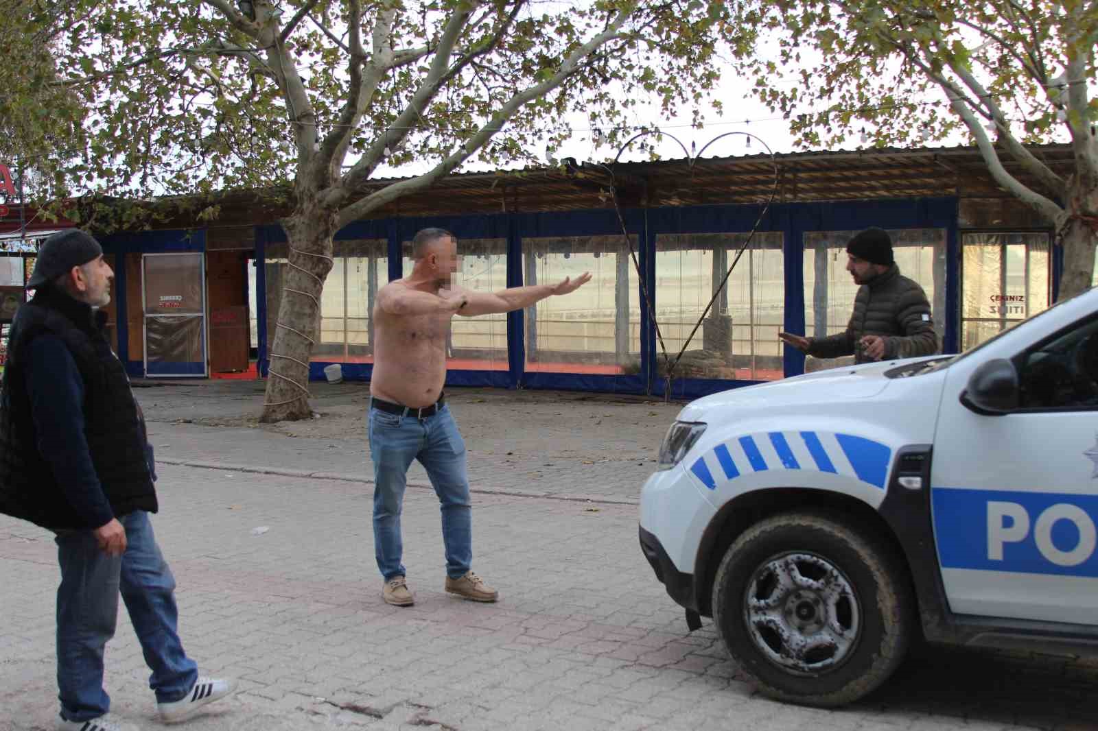 adanada gergin yikim dukkanlar yakildi bir kisi kendine zarar verdi 2 6giOR5Z1
