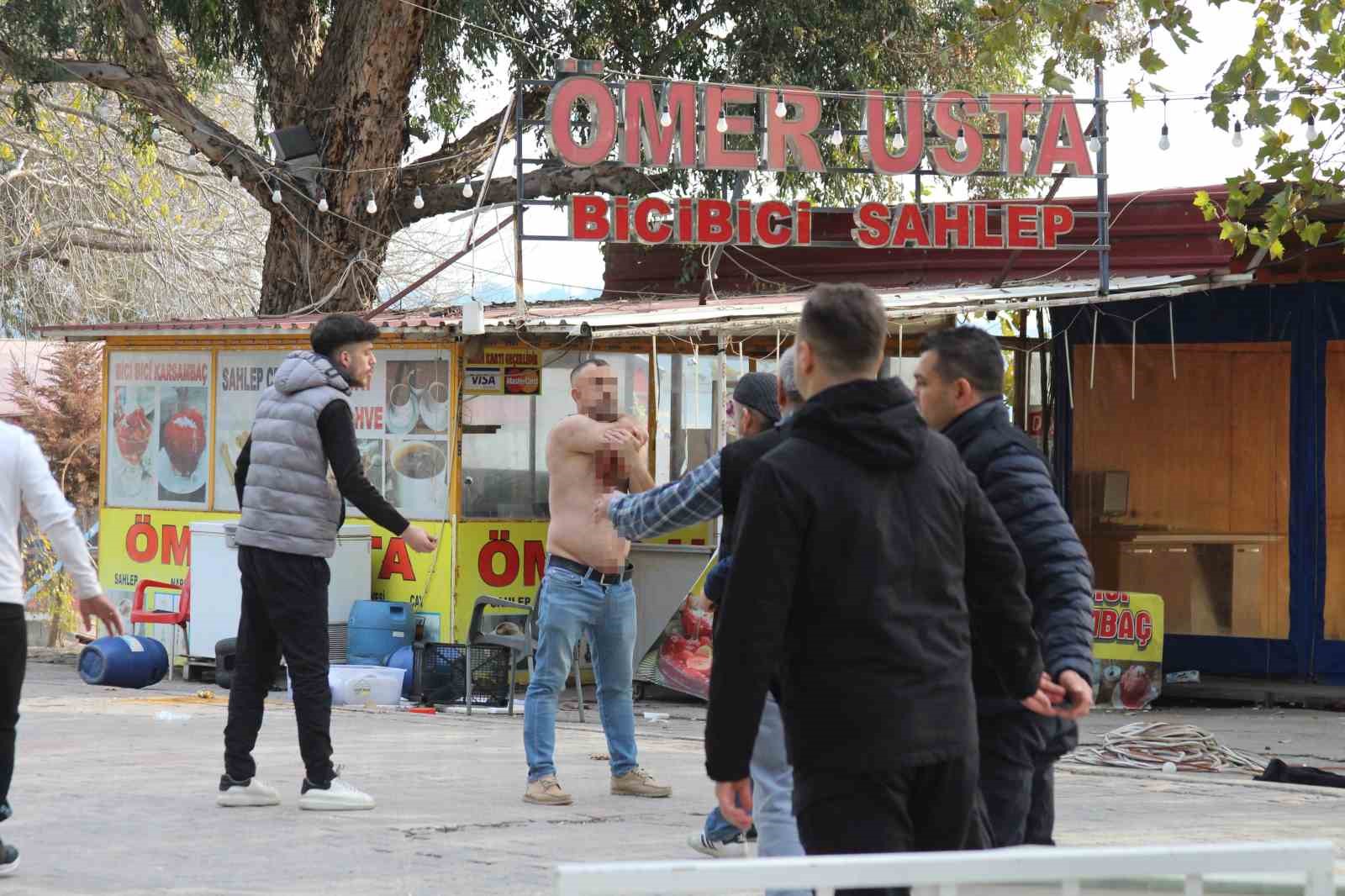adanada gergin yikim dukkanlar yakildi bir kisi kendine zarar verdi 4 IvYkrlAP