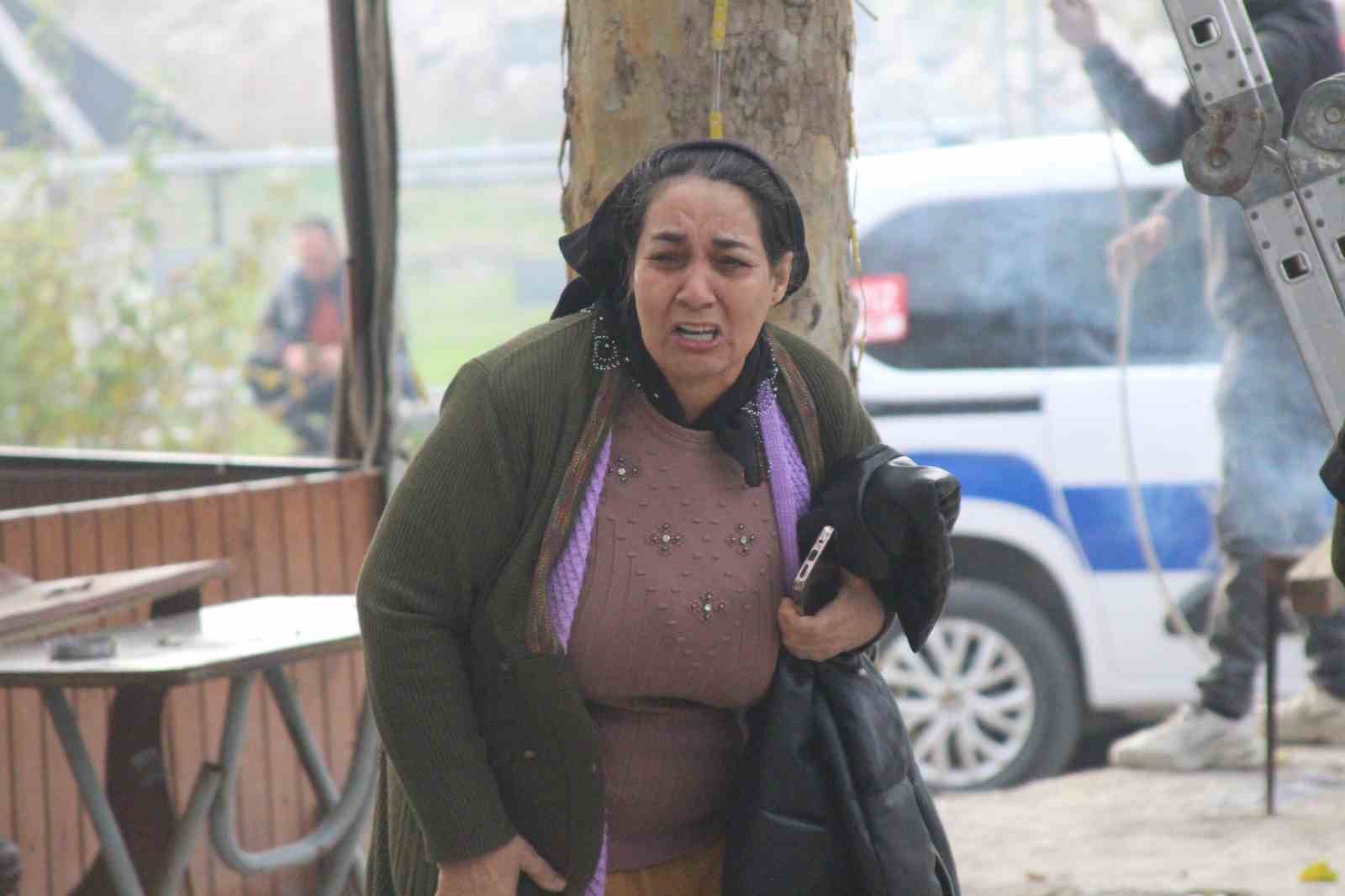 adanada gergin yikim dukkanlar yakildi bir kisi kendine zarar verdi 5 YnSOQTkp