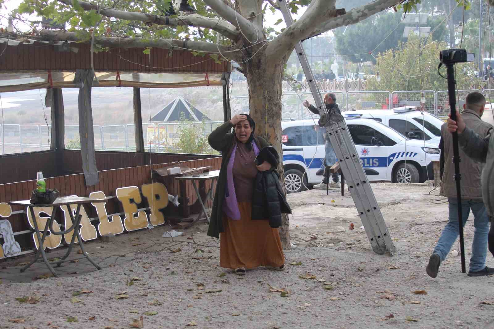 adanada gergin yikim dukkanlar yakildi bir kisi kendine zarar verdi 6