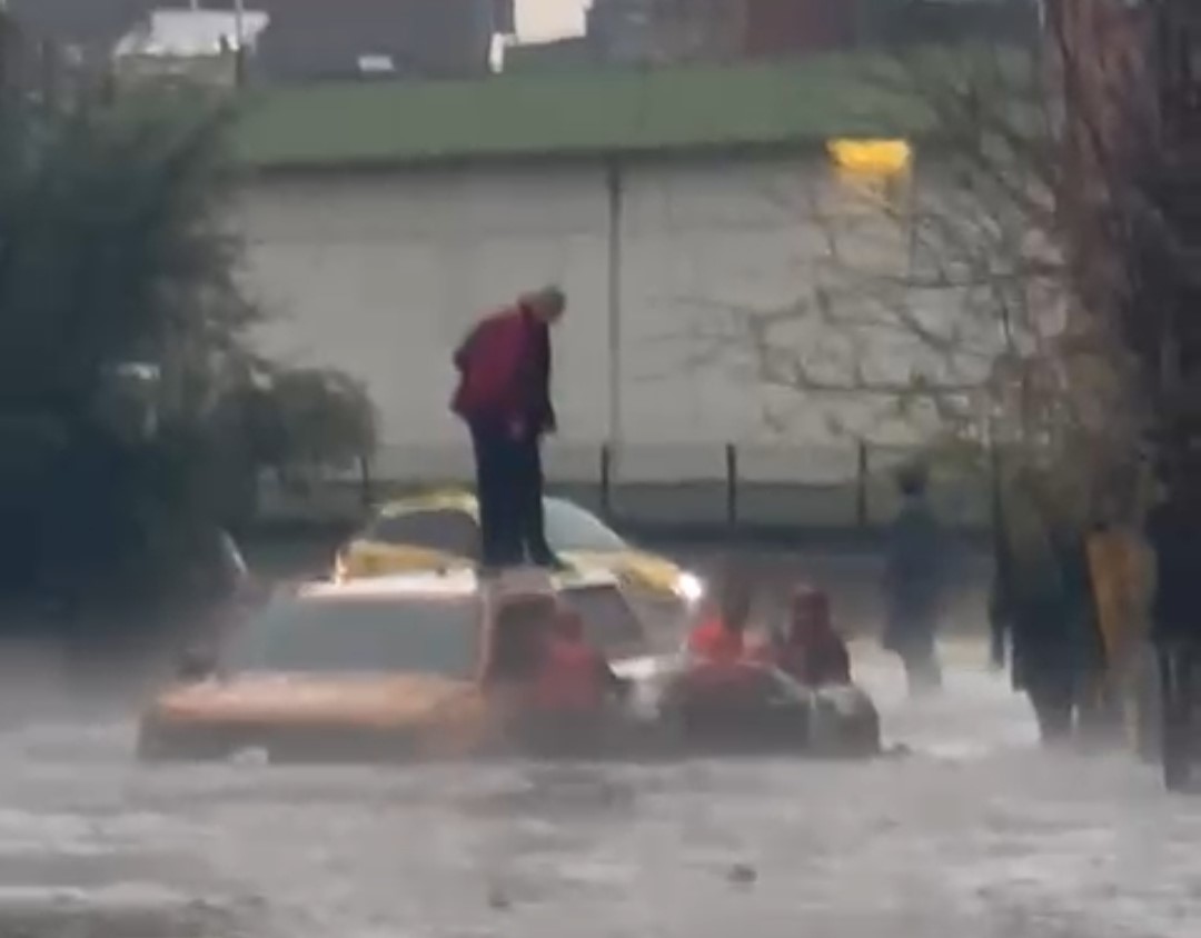 adanada gole donen yolda mahsur kalan aractaki 2 kisi kurtarildi 0 12ehOFeH