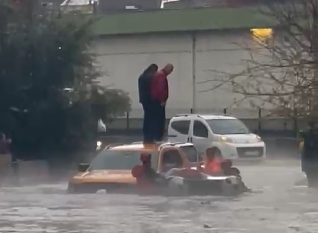 adanada gole donen yolda mahsur kalan aractaki 2 kisi kurtarildi 1 6aKOMivw