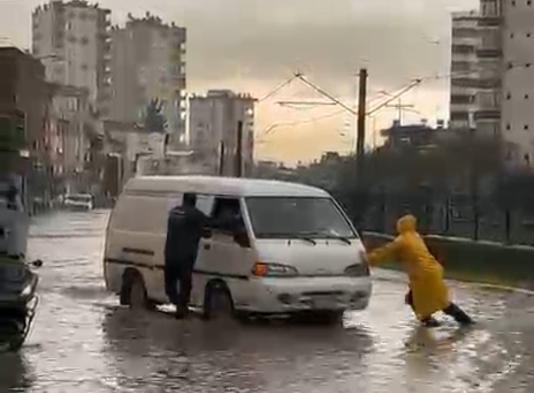 adanada gole donen yolda mahsur kalan aractaki 2 kisi kurtarildi 2 Lgv2hzrs