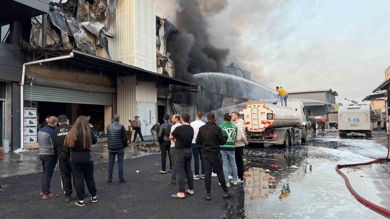 adanada hirdavat dukkaninda cikan yangin kontrol altina alindi 4