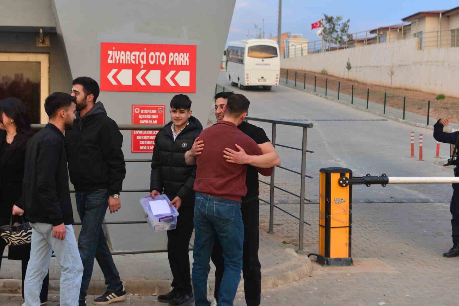 adanada hukumluler tahliye olmaya basladi 1 LC6ws3C2