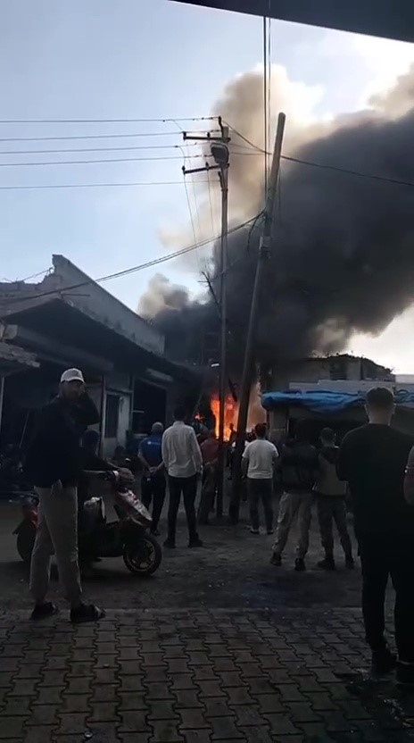 adanada hurdaci dukkani alevlere teslim oldu 0 samNK1tj
