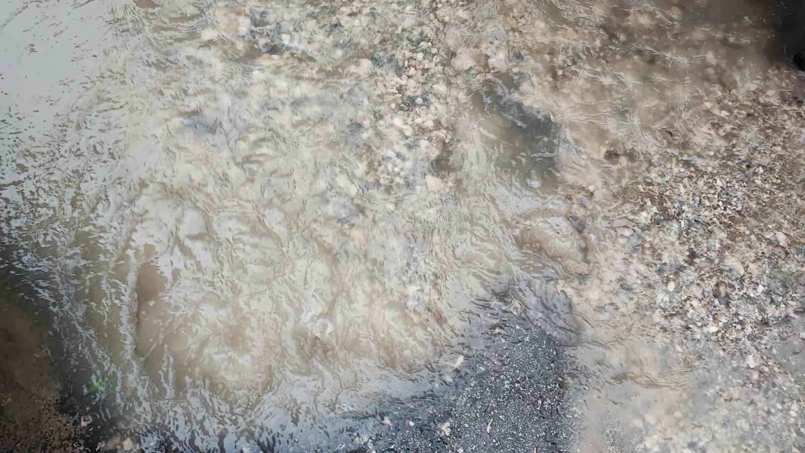 adanada icme suyu borusu patladi cadde gole dondu 3
