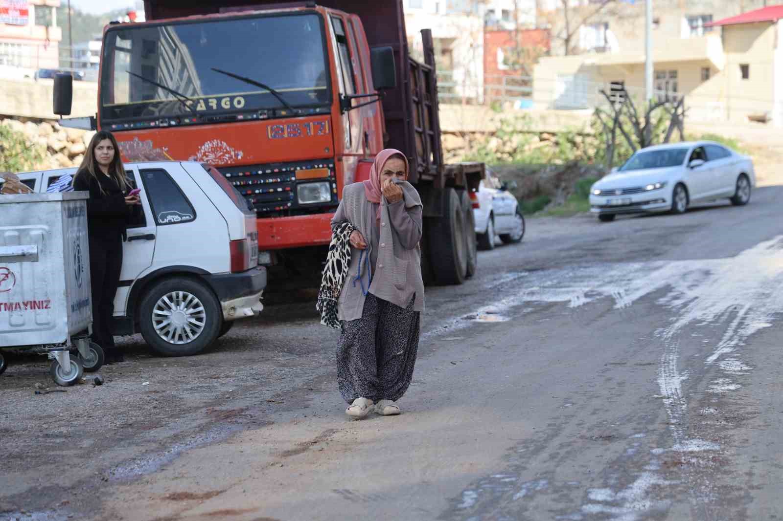 Adana’da iğrenç manzara: Lağımlar sokağa taşıyor, çocuklar üzerinden atlamak zorunda kalıyor 5 adanada igrenc manzara lagimlar sokaga tasiyor cocuklar uzerinden atlamak zorunda kaliyor 1 zEUcQmyS