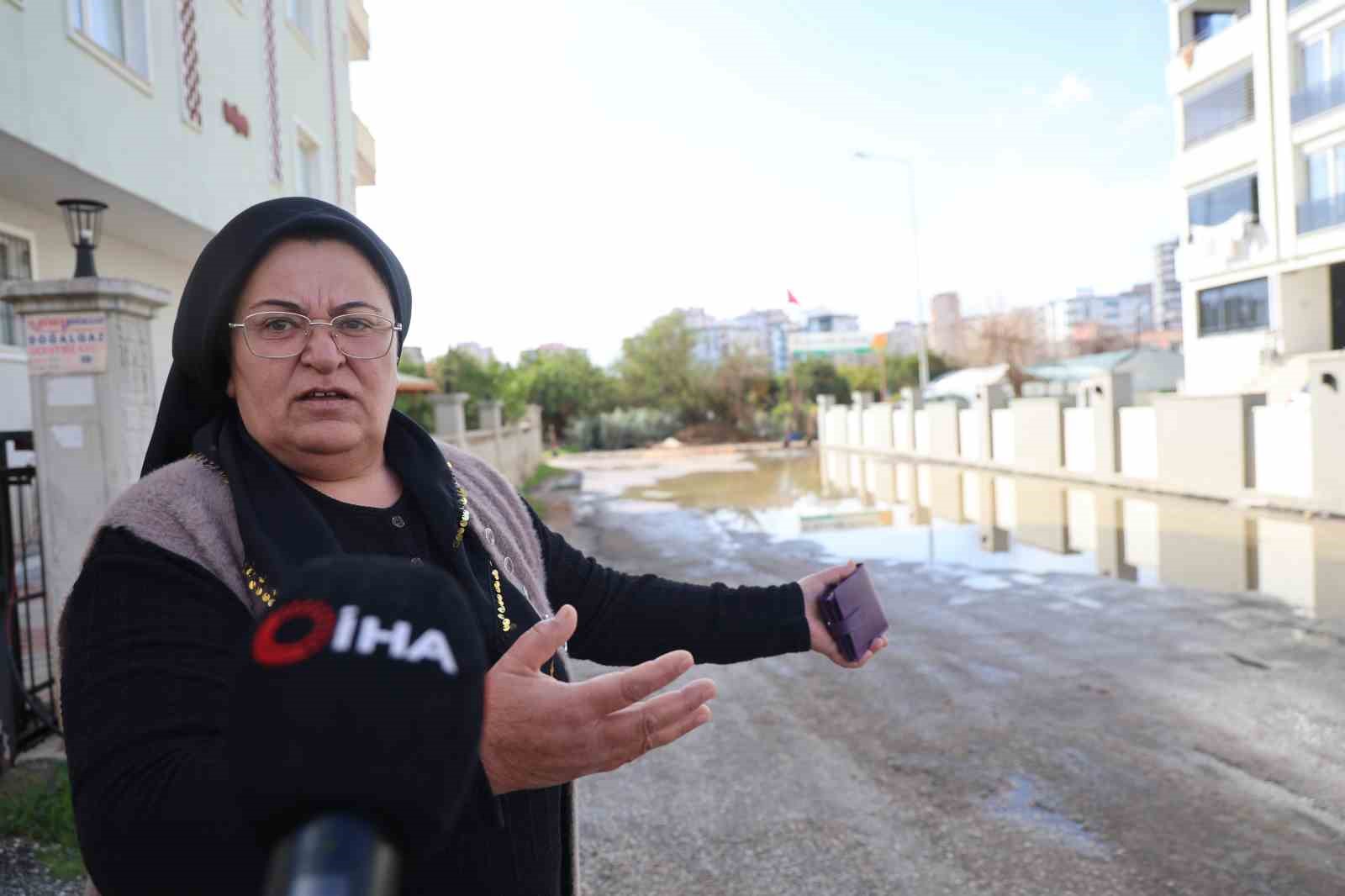 Adana’da iğrenç manzara: Lağımlar sokağa taşıyor, çocuklar üzerinden atlamak zorunda kalıyor 14 adanada igrenc manzara lagimlar sokaga tasiyor cocuklar uzerinden atlamak zorunda kaliyor 10 uaRsbm4b